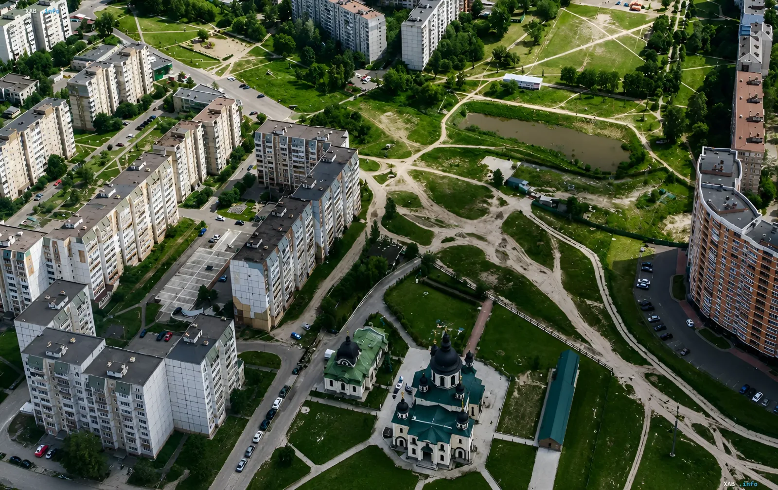 Вид сверху на жилой район Вишневого с храмом и парком: иллюстрация к статье о загрязнении воздуха 6 июля