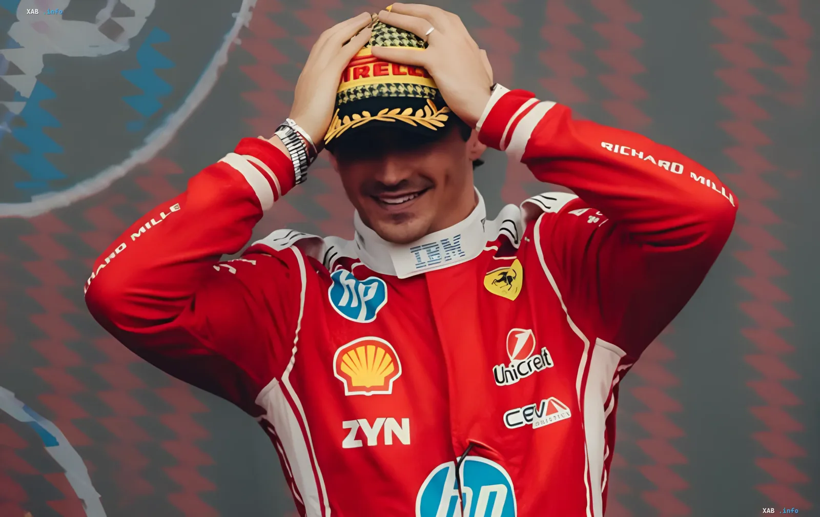 Шарль Леклер в красной форме Ferrari празднует победу на Гран-при Великобритании, надевая чемпионскую шапку.