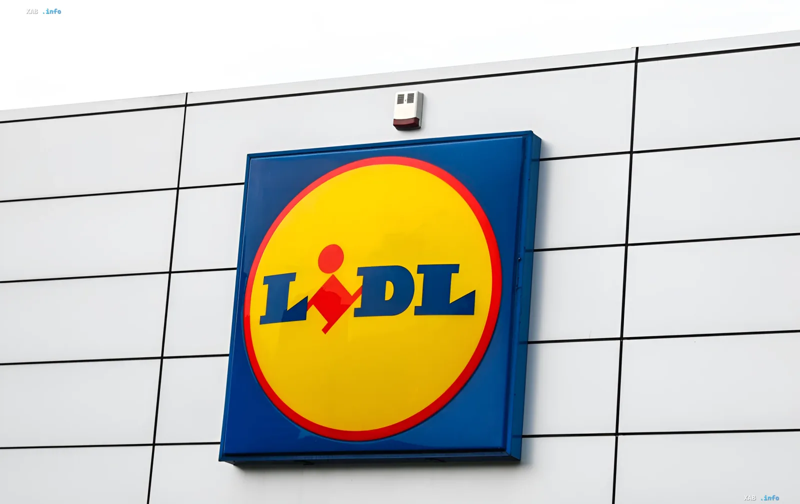 Логотип Lidl на фасаді будівлі — символ супермаркету, збудованому на місці колишнього концтабору Гіртенберг