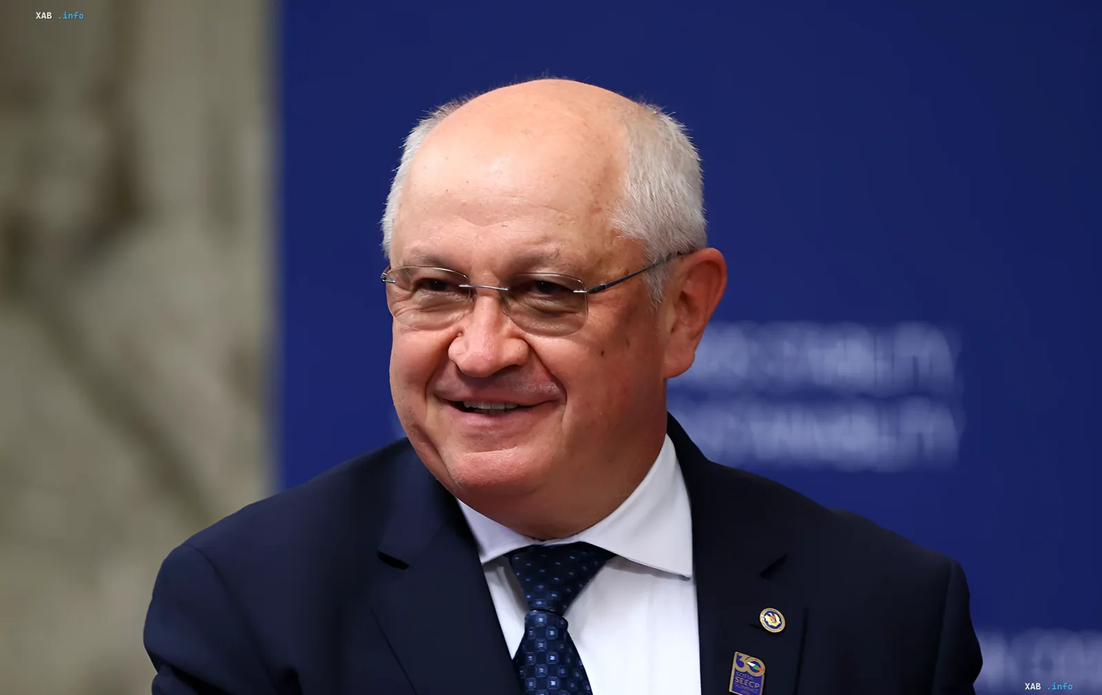 Александр Мунтян, премьер-министр Молдовы, улыбается на фоне синего баннера с логотипом SECCP, обсуждая свою отставку и планы на будущее