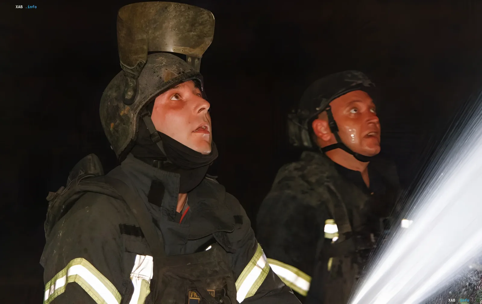 Украинские спасатели в защитной экипировке на месте ночного удара по Киеву, последствия массированной атаки РФ
