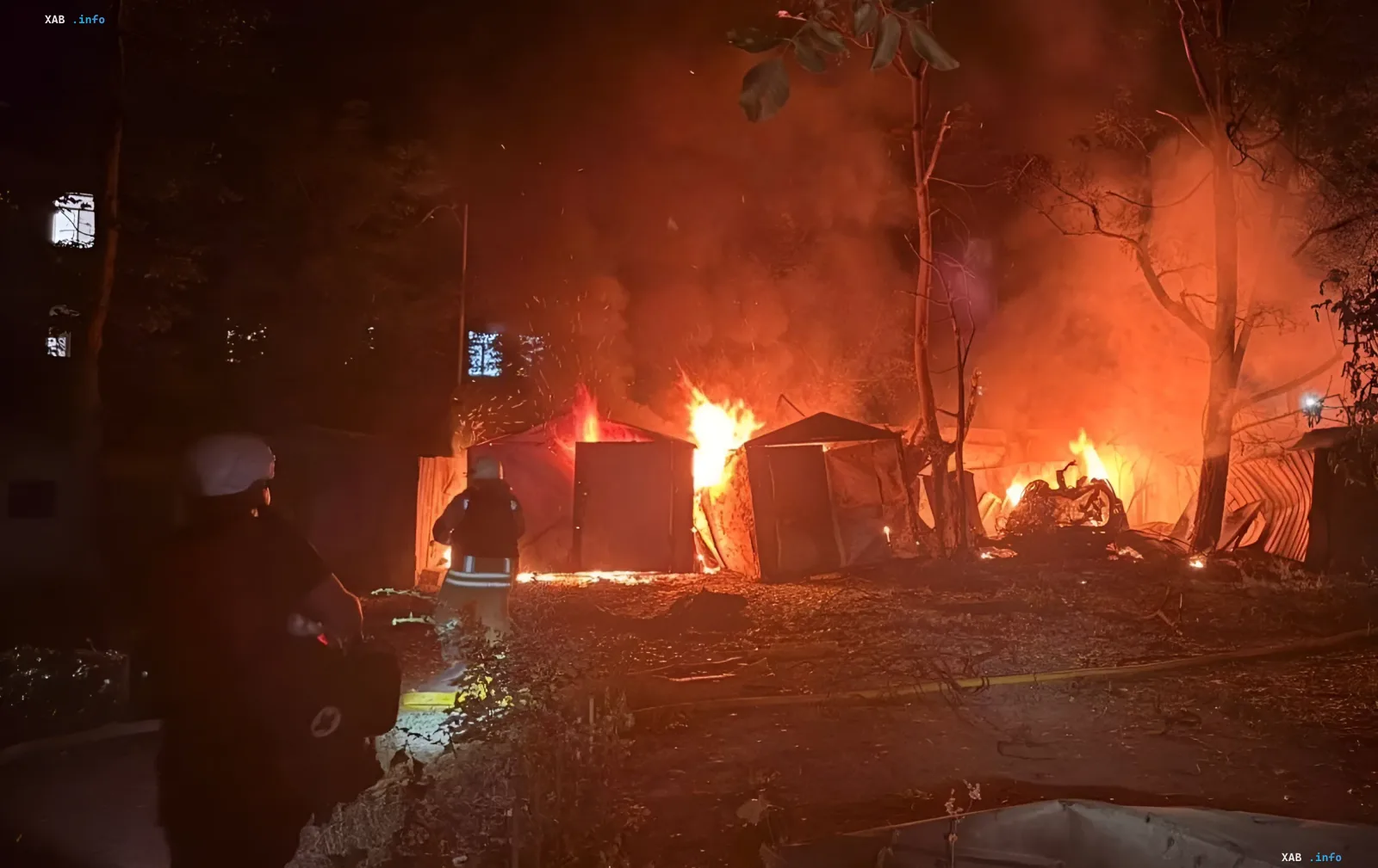 Пожар в гаражах Одессы ночью после атаки: пожарные тушат пламя, видны горящие конструкции и дым