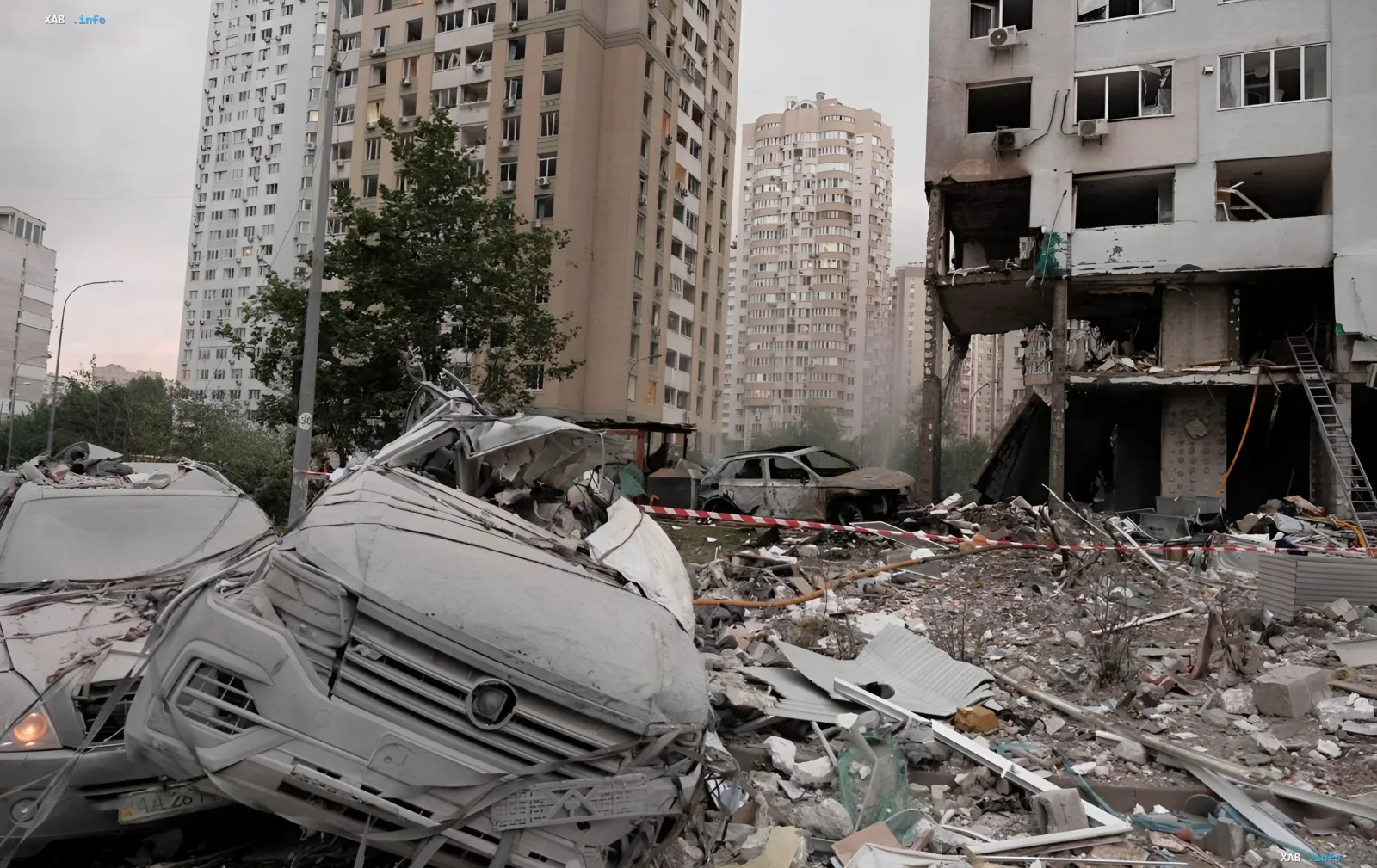 Разрушенные автомобили и обломки зданий после ночного обстрела Киева, перекрытая улица с лентой безопасности