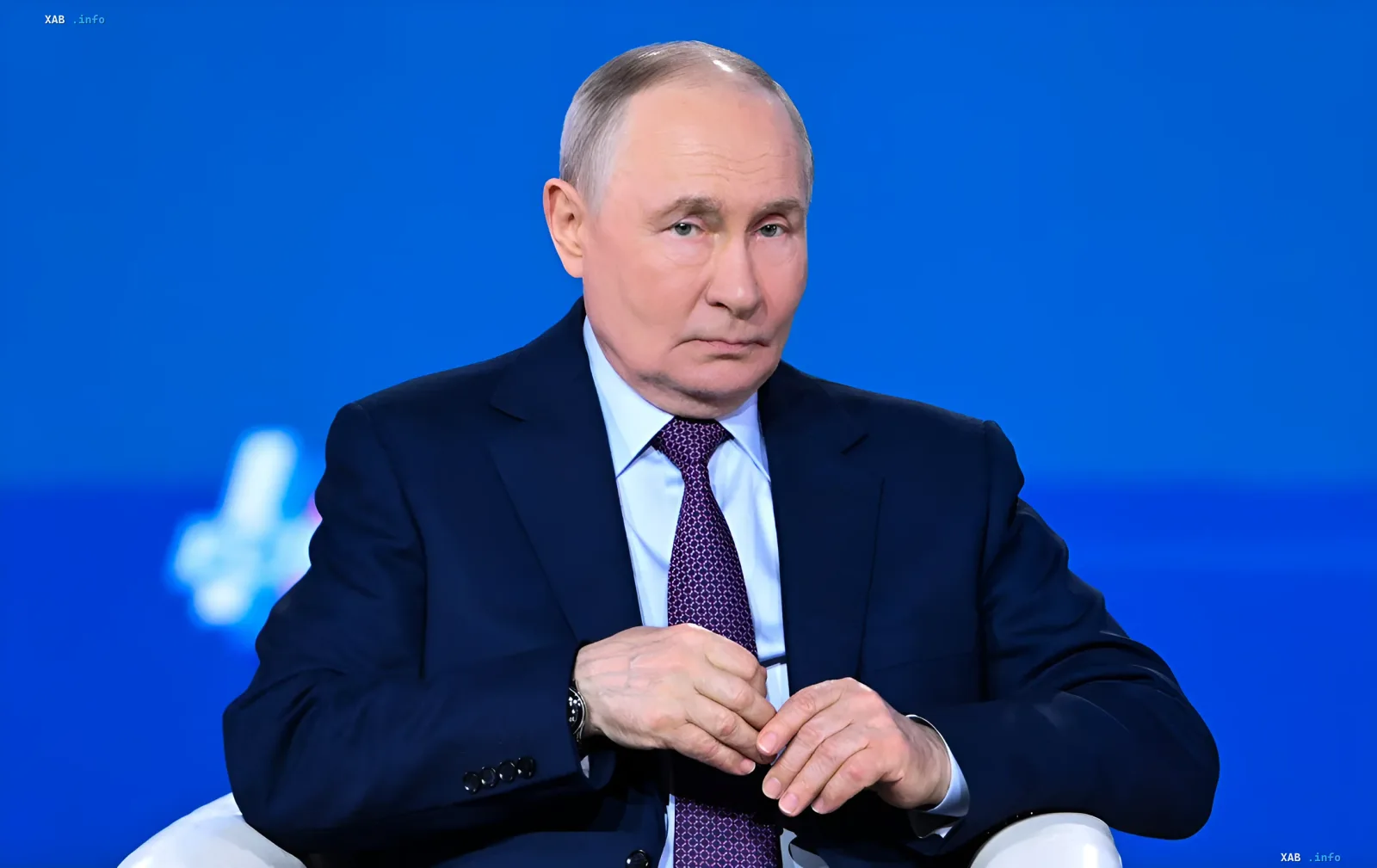 Володимир Путін на фоні синього екрану: Кремль планує затягнути мирні переговори до 2027 року