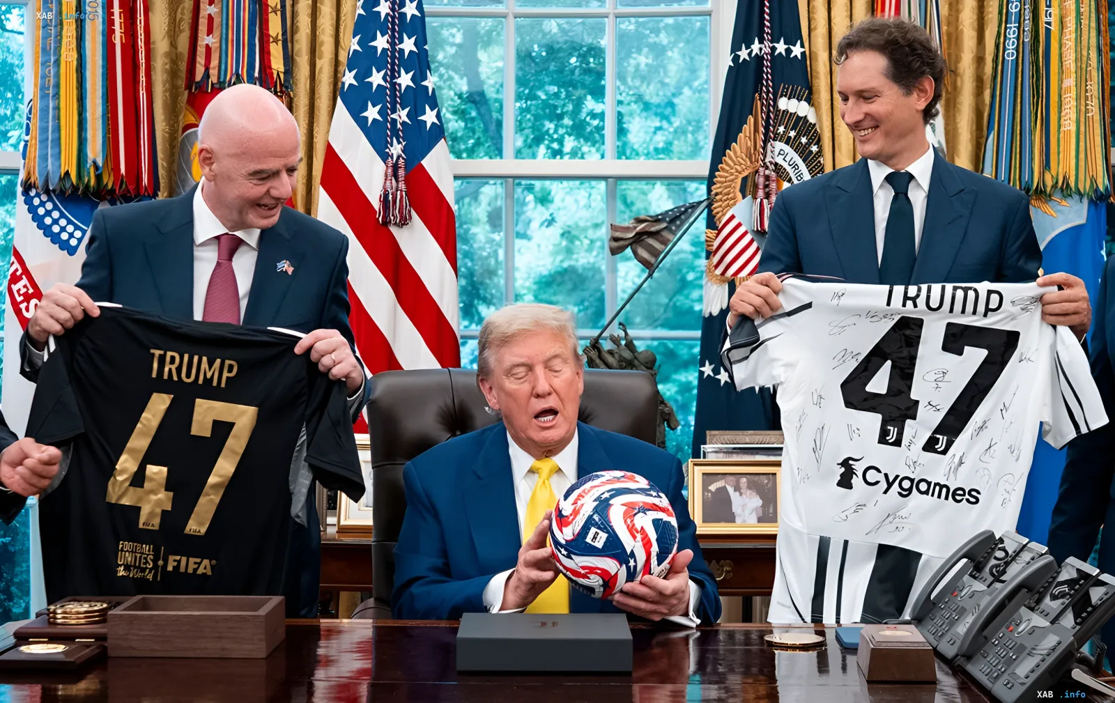 Дональд Трамп в Овальном кабинете с футбольным мячом и фанатами, держащими футболки с надписью 'TRUMP 47' и логотипом FIFA, символизируя его вмешательство в ЧМ-2026.