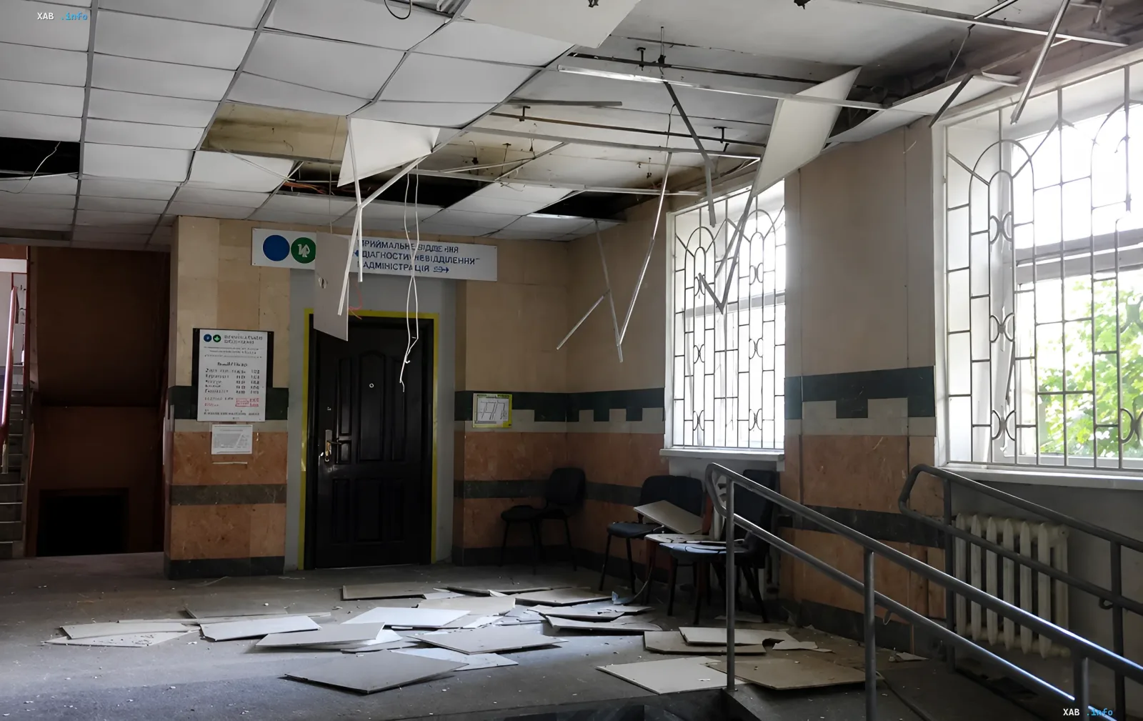 Разрушенный коридор здания в Вишневом после удара: поваленный потолок и обломки на полу