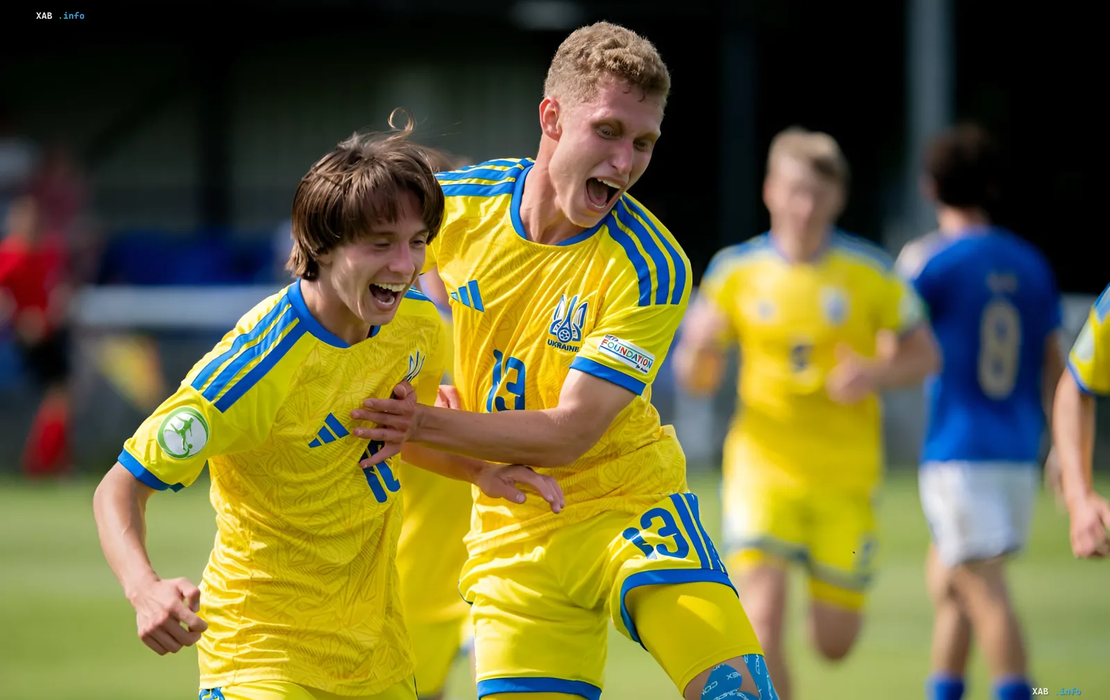 Игроки сборной Украины U-19 празднуют победу над Италией и выход в полуфинал Евро-2026