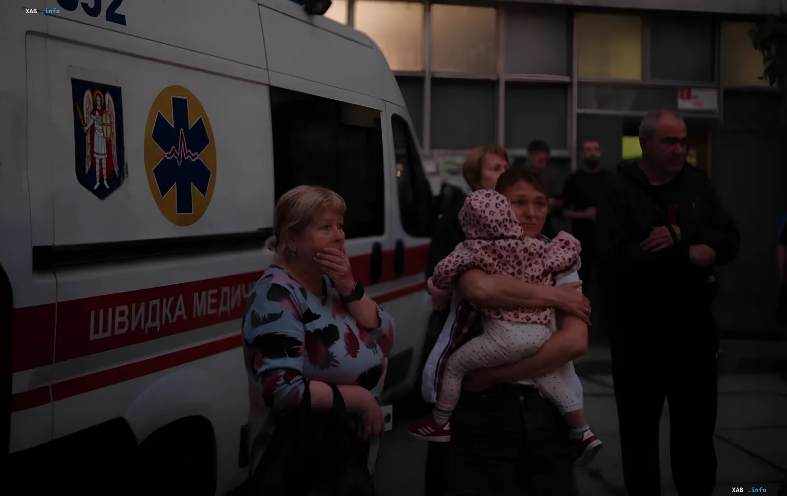 Люди в шоке у скорой помощи после атаки в Вишневом на Киевщине