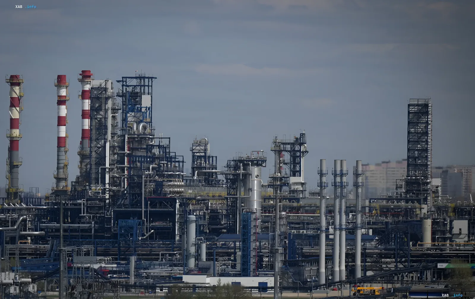 Крупнейший нефтеперерабатывающий завод России после атаки дронов, видны трубы и промышленные сооружения