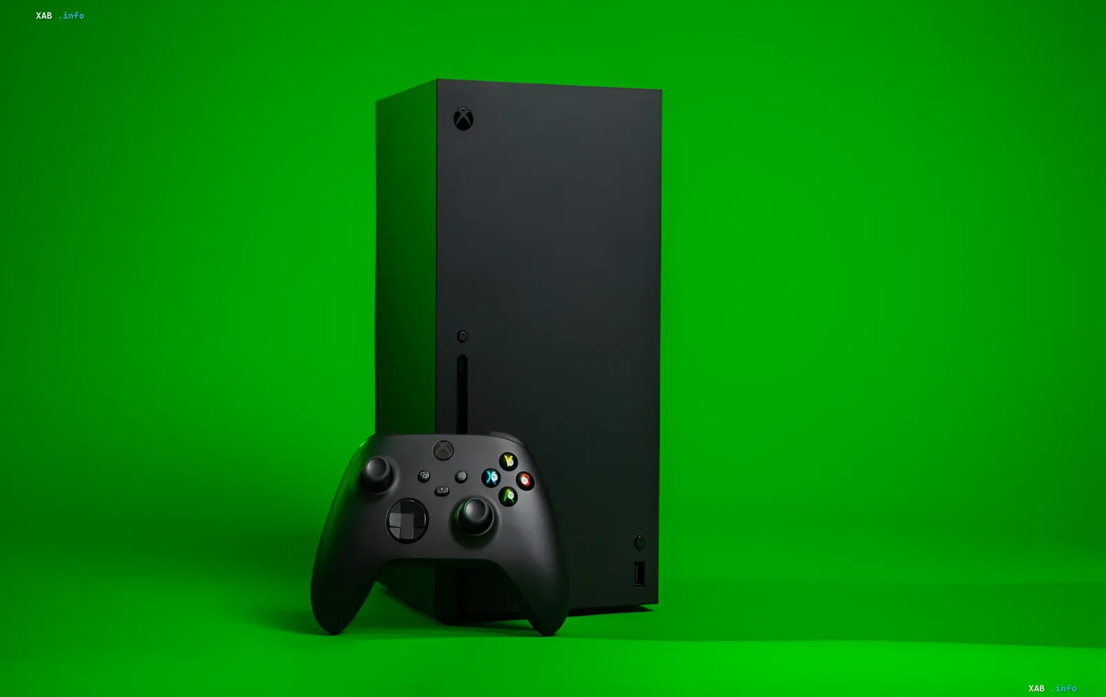 Консоль Xbox Series X и геймпад на зеленом фоне, символизирующие изменения в стратегии Xbox