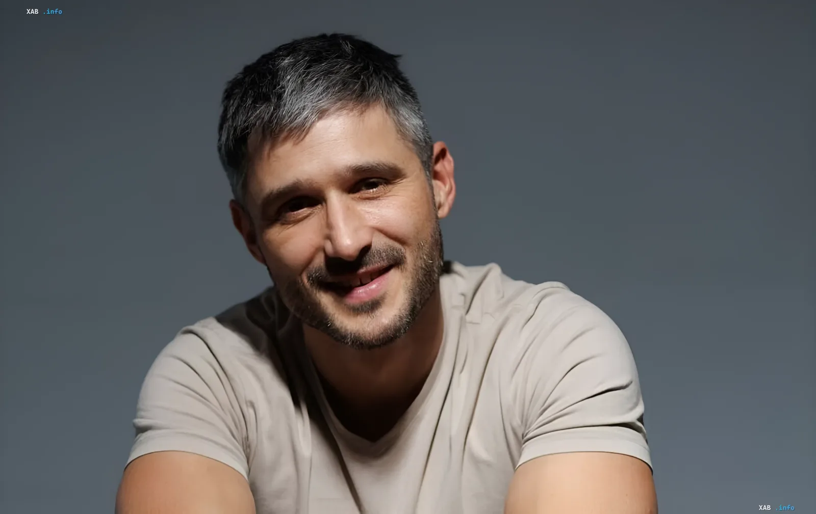 Андрей Фединчик, украинский актер, с улыбкой смотрит в камеру, обсуждая воспитание сына Андрюши после развода с Наталкой.