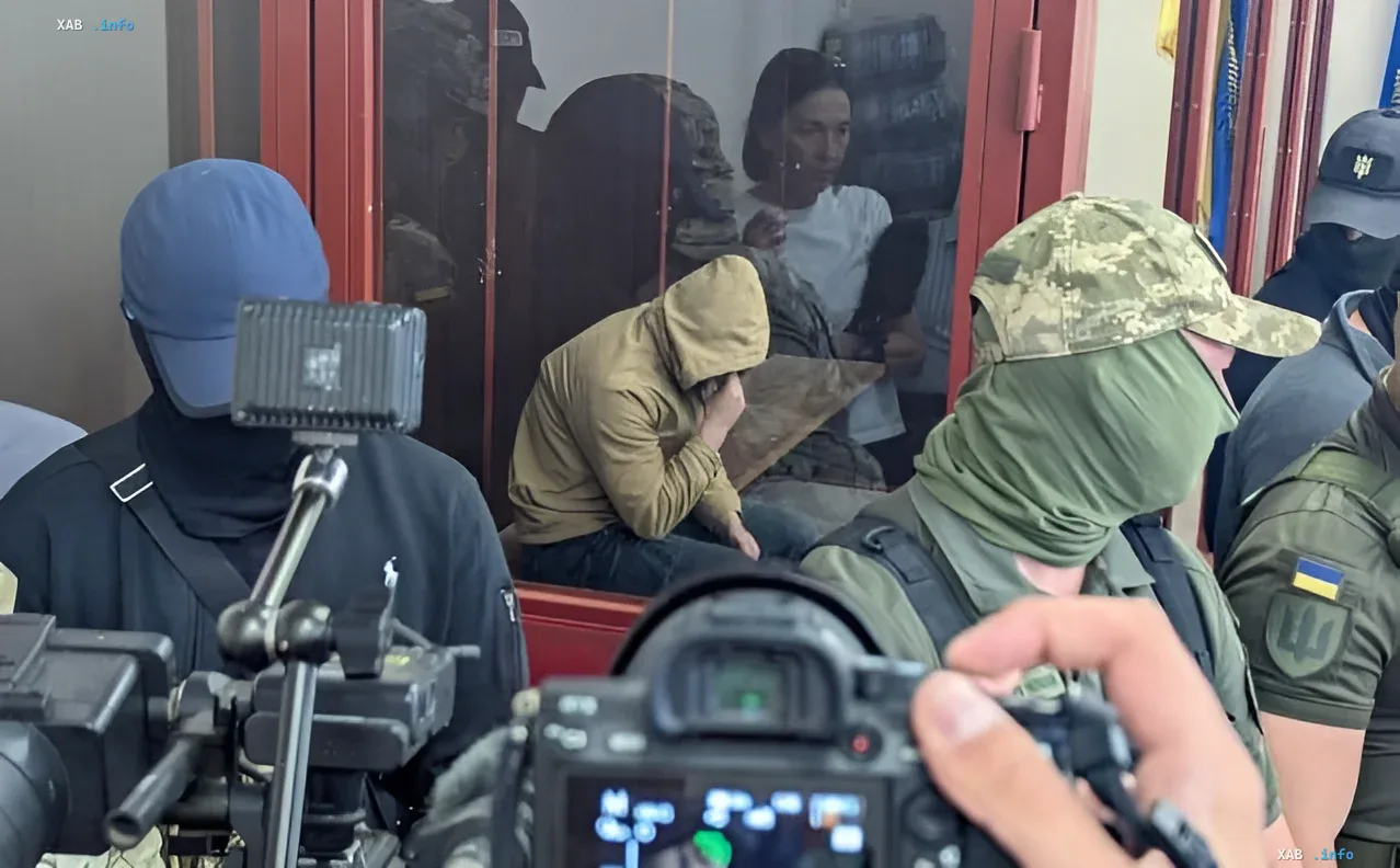 Офицер ГУР в капюшоне на судебном заседании в Киеве после ареста за убийство