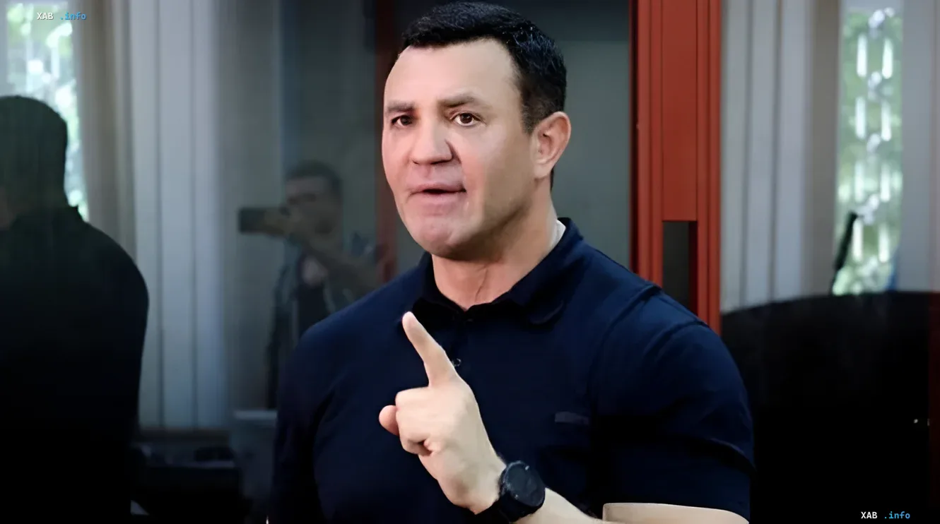 Народний депутат Микола Тищенко в темній сорочці жестикулює під час розмови, обговорюючи заставу в 10 мільйонів гривень
