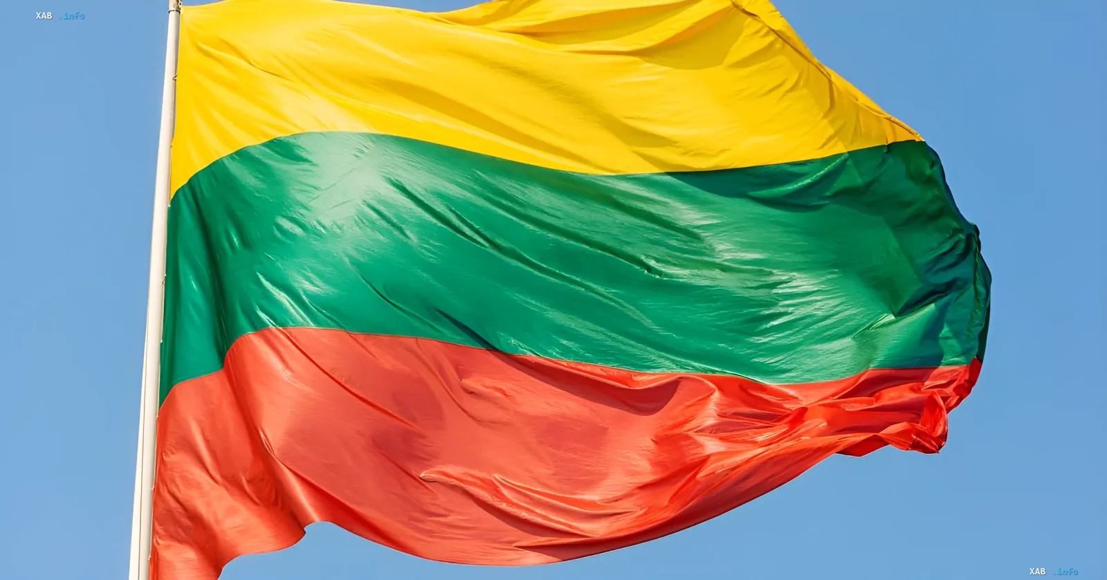 Lithuanian flag waving against a clear sky, symbolizing Vilnius' diplomatic demarche and Lithuania's Foreign Ministry's note of protest to Russia