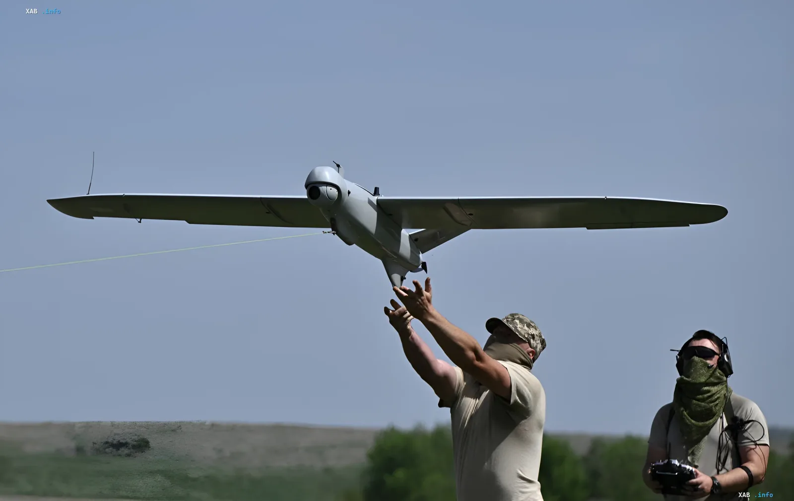 Украинские операторы запускают разведывательный дрон, чей экспорт задержан бюрократией