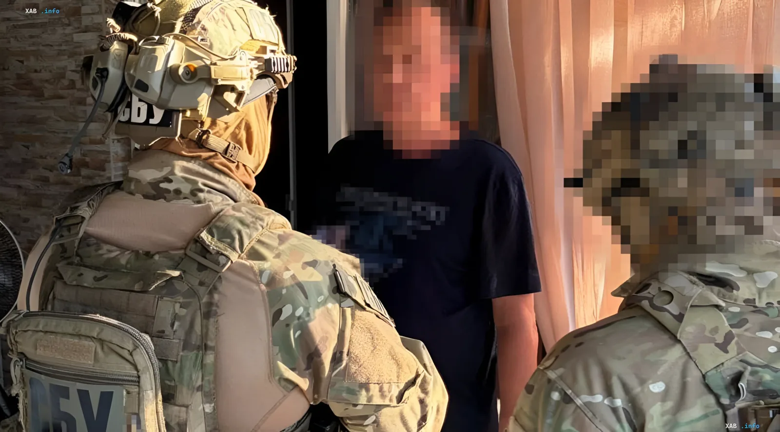 Материалы дела о коррупции в Одессе: задержание чиновника Задержание первого замглавы Одесского облсовета при получении взятки: сотрудники правоохранительных органов в камуфляжной форме и с надписью 'СБУ' на экипировке