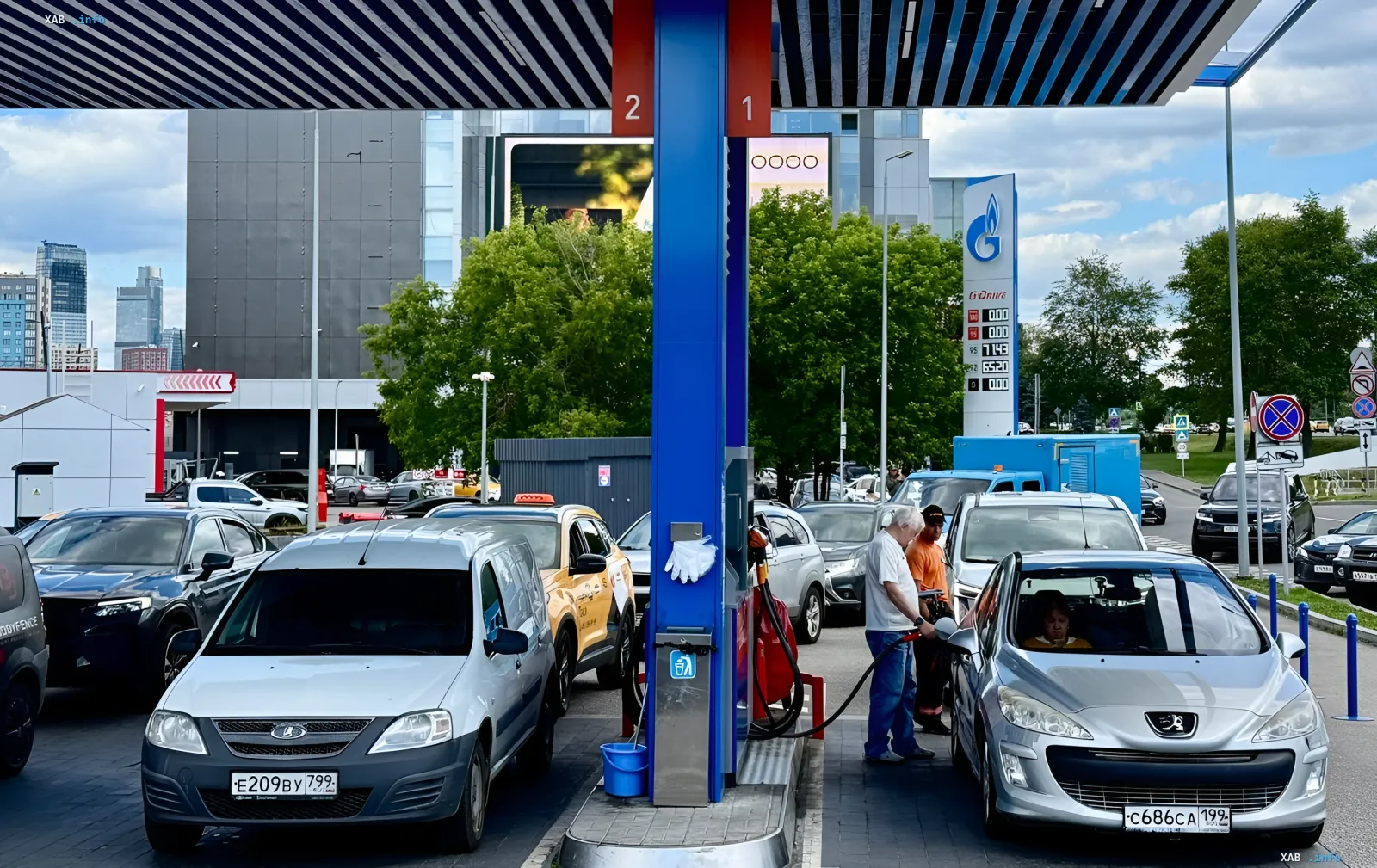 Warteschlange von Autos an einer Tankstelle in der Krim, die den Treibstoffkollaps und den Benzinmangel veranschaulicht, den der Kreml anerkannt hat.