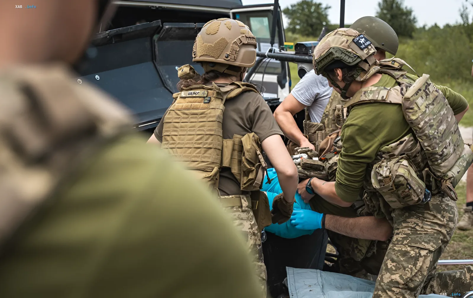 Медики 1-го отдельного медицинского батальона эвакуируют раненого бойца на передовой, используя военную технику — в поиске надежного Suzuki Jimny для спасения жизней