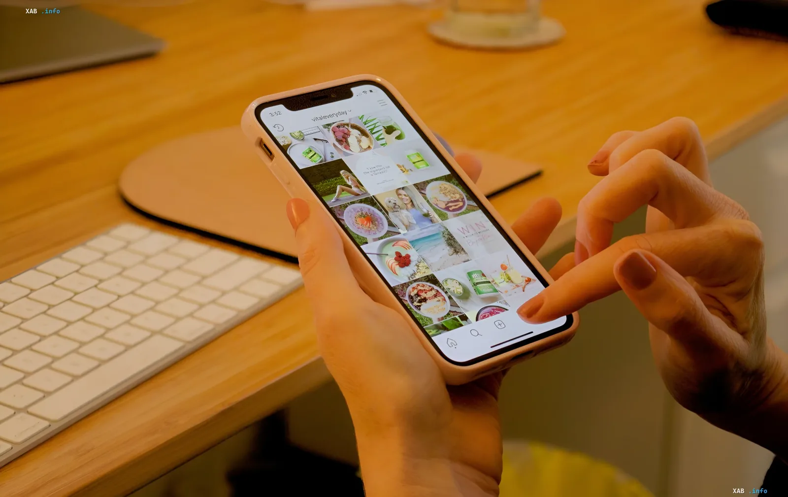 Человек листает ленту Instagram на смартфоне, демонстрируя использование социальных сетей, где Meta внедряет ИИ-генератор Muse, вызвавший споры о правах на изображения