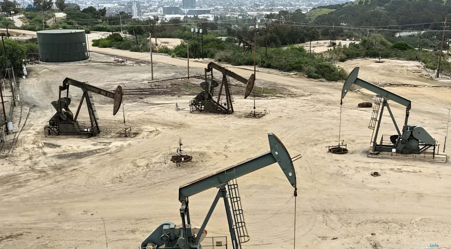 Нефтяные вышки на фоне города: срыв сделки с Ираном зафиксировал цену нефти на уровне $77,5