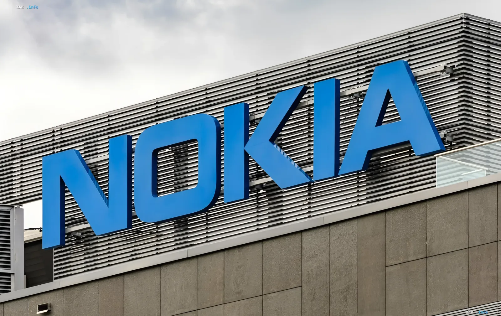 Логотип Nokia на фасаде современного здания — символ бренда, который HMD пытается возродить с помощью кнопочного телефона с платным ИИ