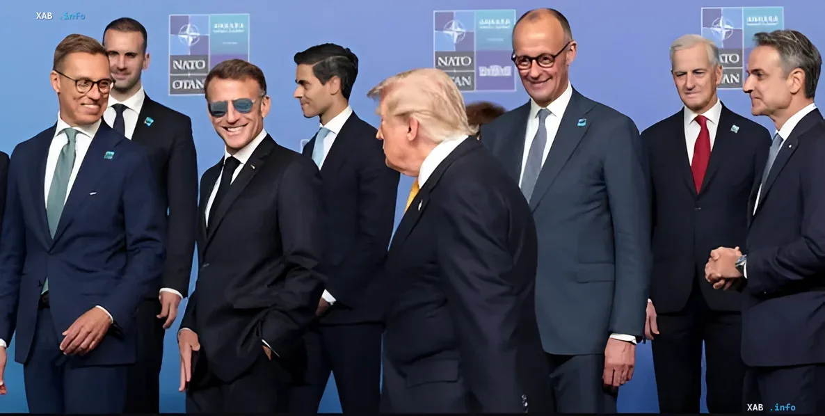 Саммит НАТО: Дональд Трамп и лидеры стран-членов на фоне логотипов альянса — в контексте брифинга Пескова о снижении тревожности Москвы по поводу заявлений Трампа