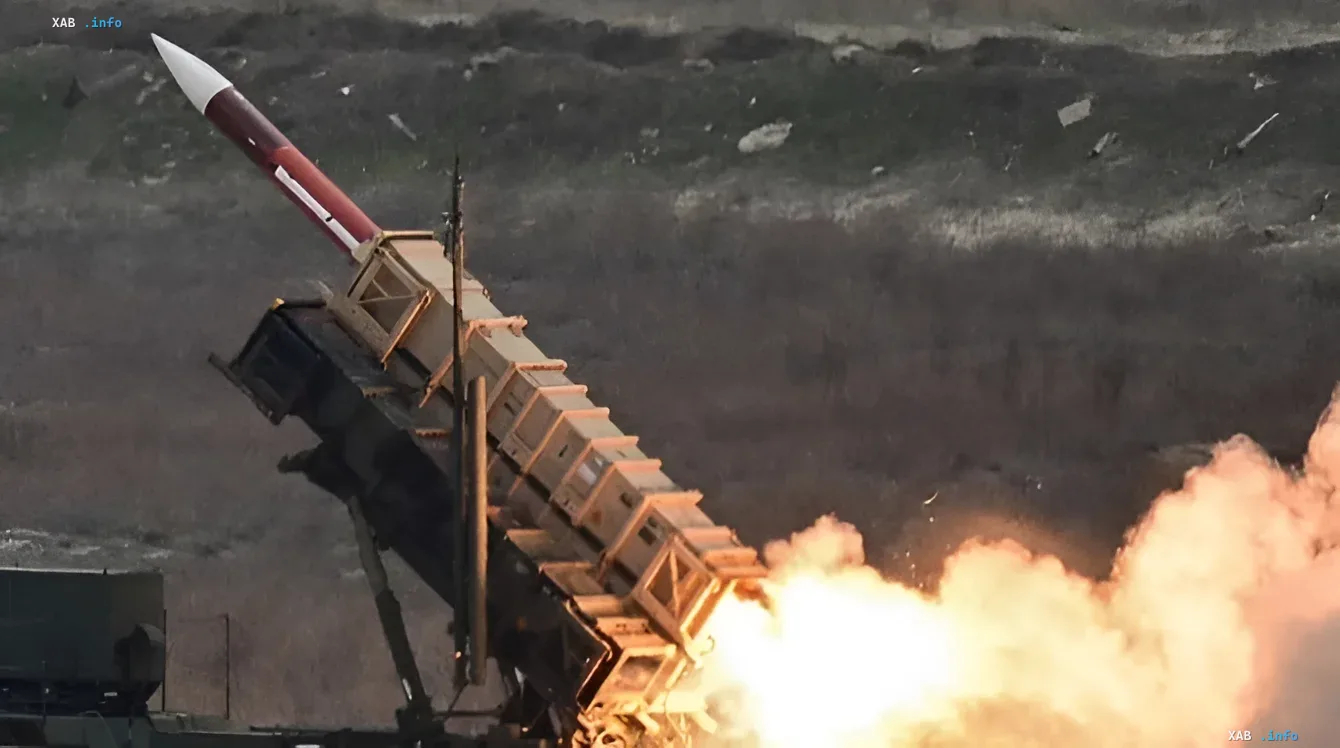Запуск ракети Patriot з пускової установки, що символізує технологічні виклики та логістичні бар'єри у виробництві систем ППО в Україні