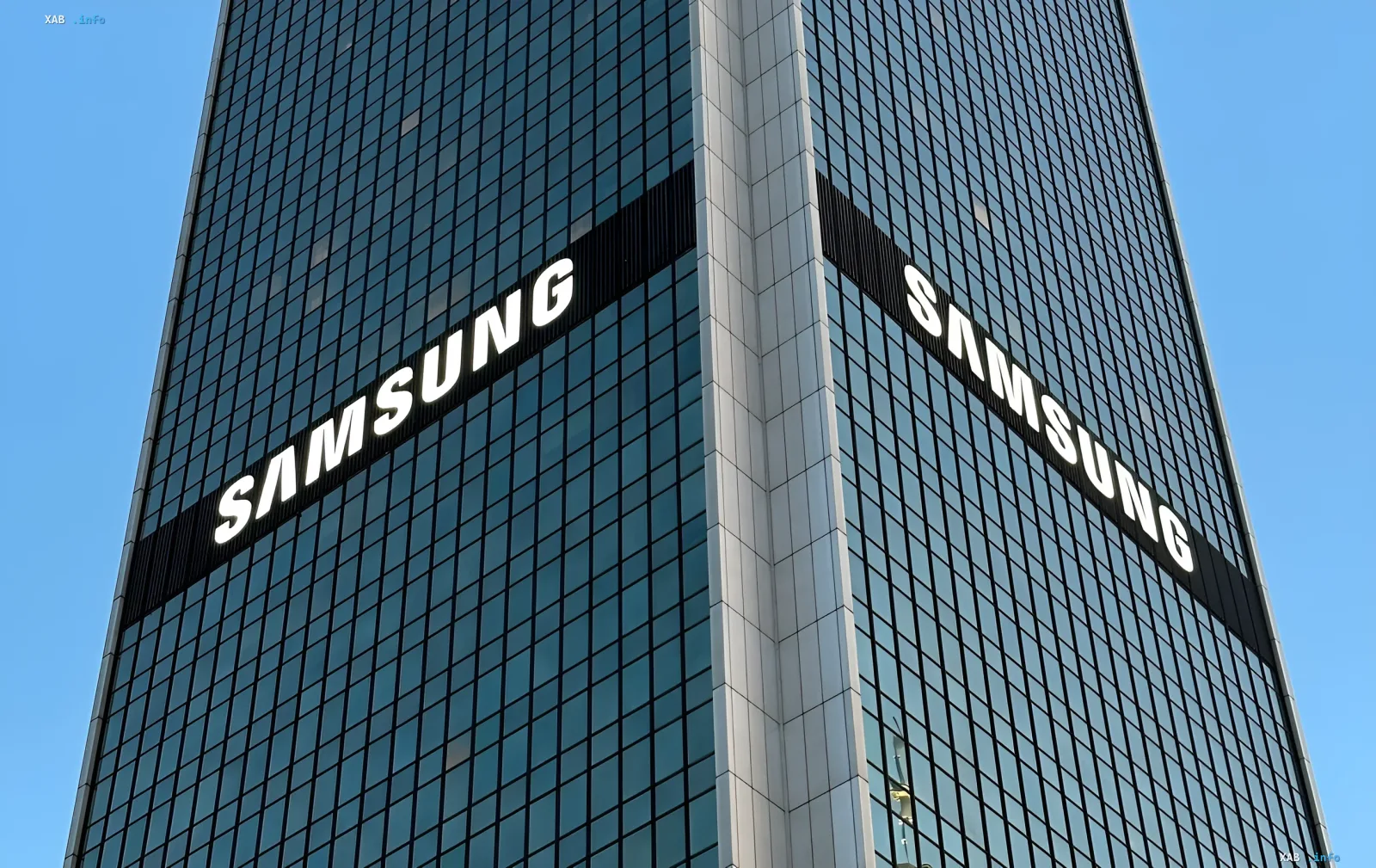 Здание штаб-квартиры Samsung с логотипом на фасаде, символизирующее инновации перед презентацией Galaxy Fold 8 и Ultra в Лондоне
