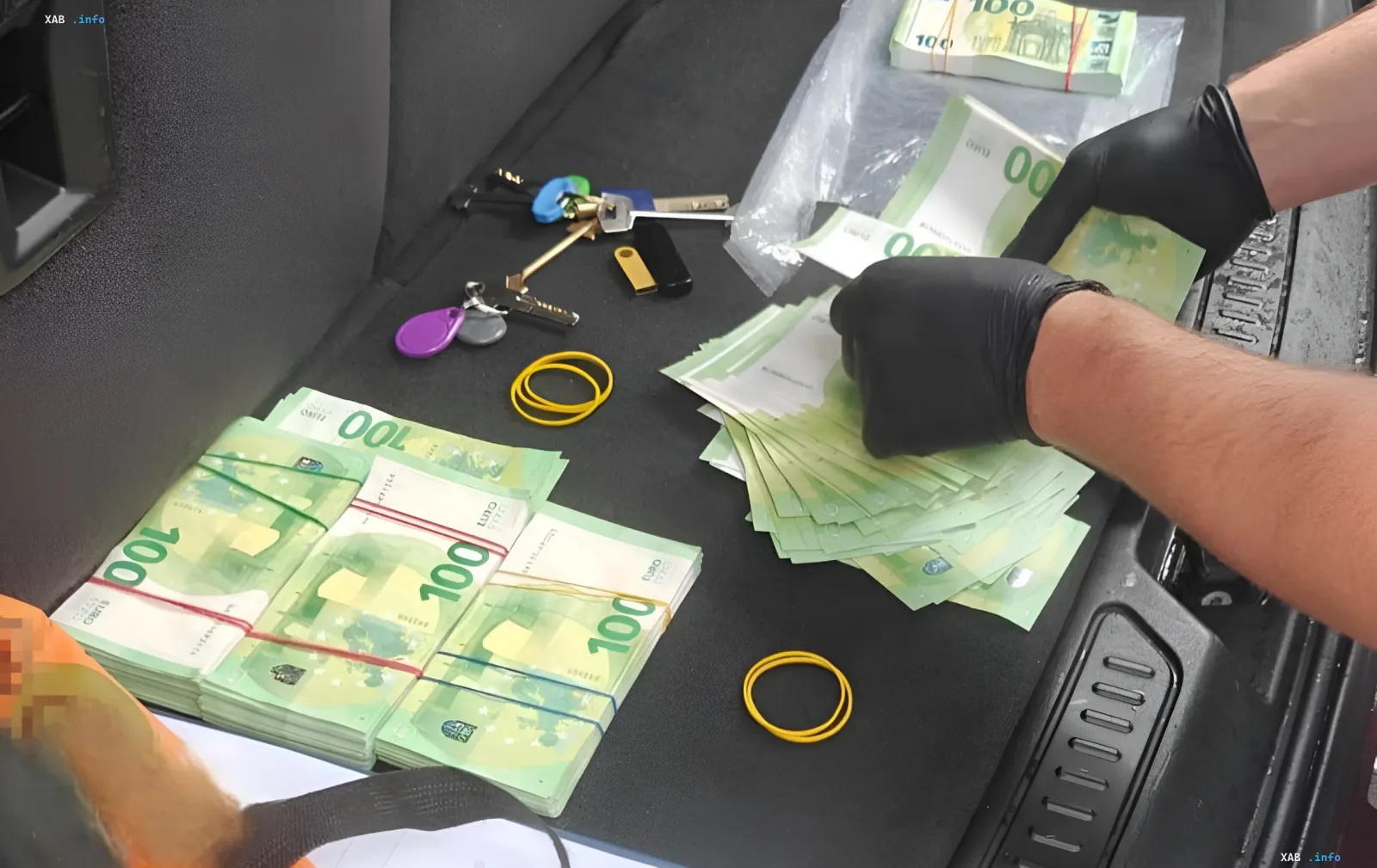 Сотрудники СБУ пересчитывают взятку в 100 тысяч евро, вымогавшуюся чиновницей ТППУ у оборонного подрядчика за дроны