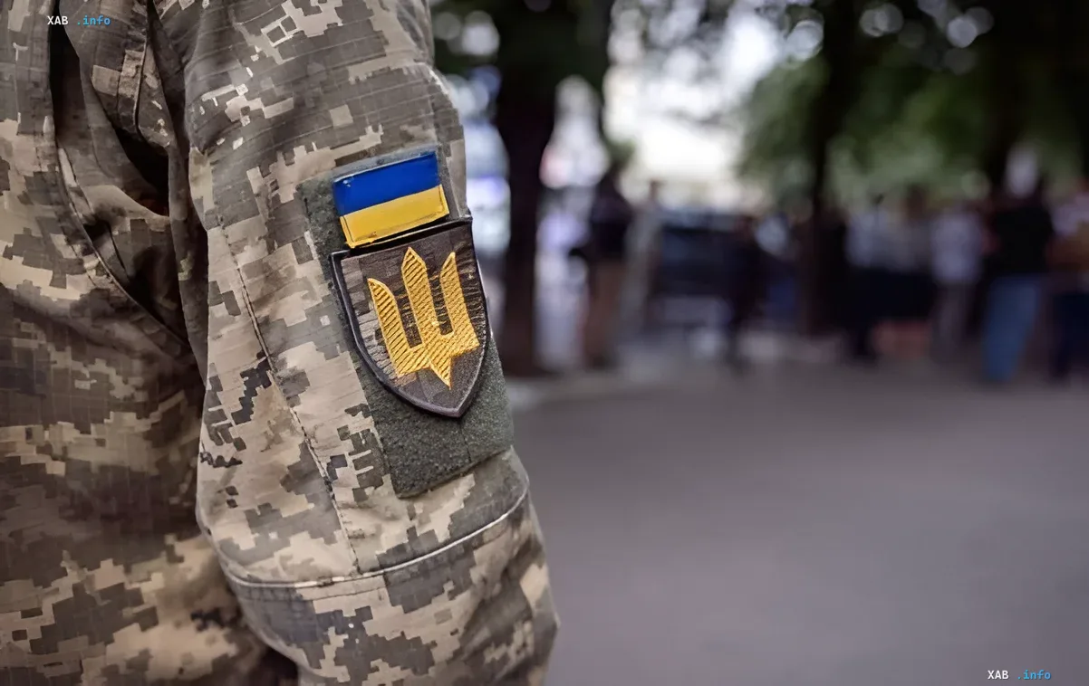 Український військовий з нашивкою тризуба та прапором на рукаві — символ присутності армії в контексті Сиховського інциденту у Львові