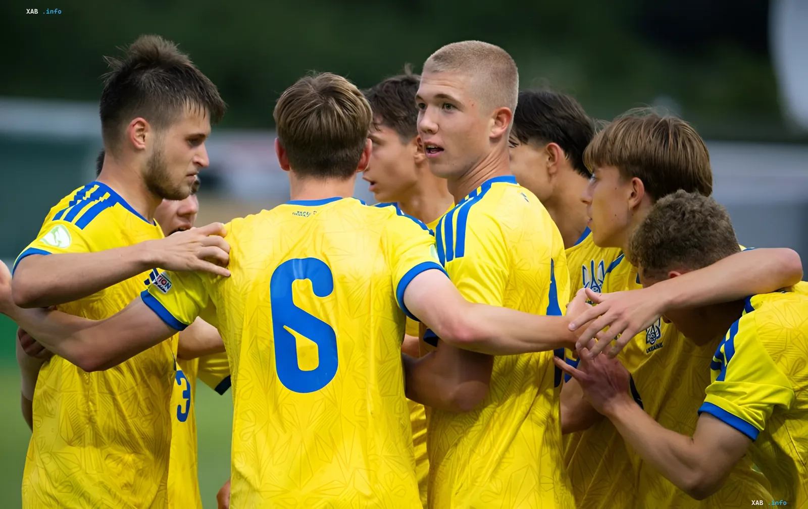 Игроки сборной Украины U19 в желтых футболках обсуждают тактику перед матчем с Германией на Евро U19