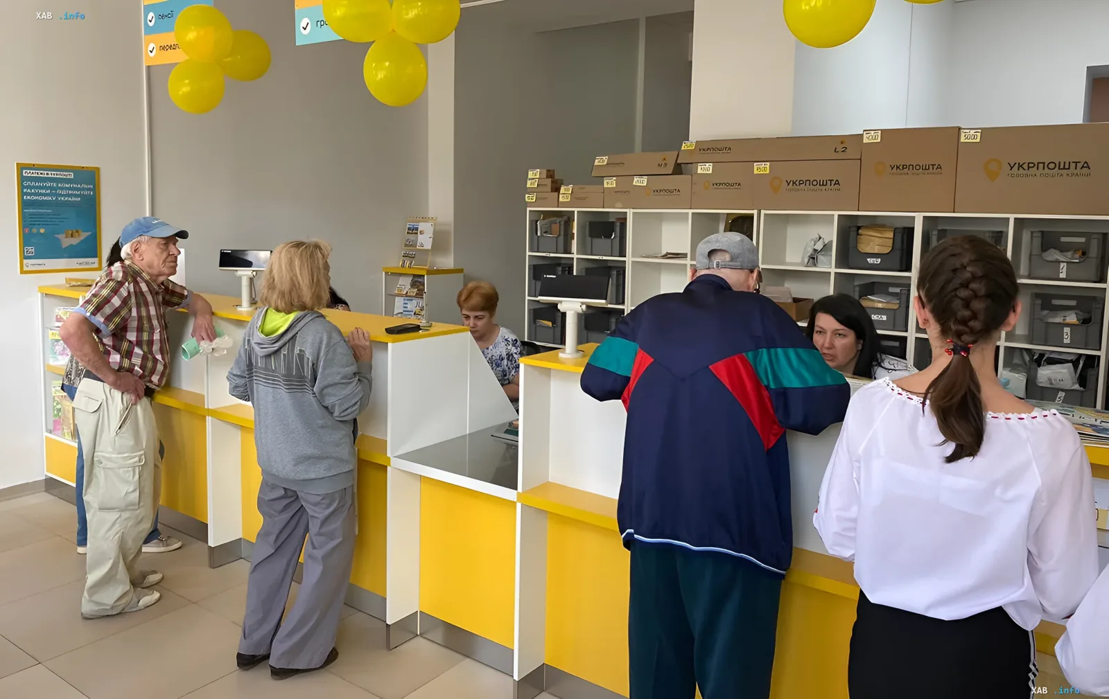 Клиенты получают услуги в отделении «Укрпочты» в Киевской области, возобновившем работу после обстрелов