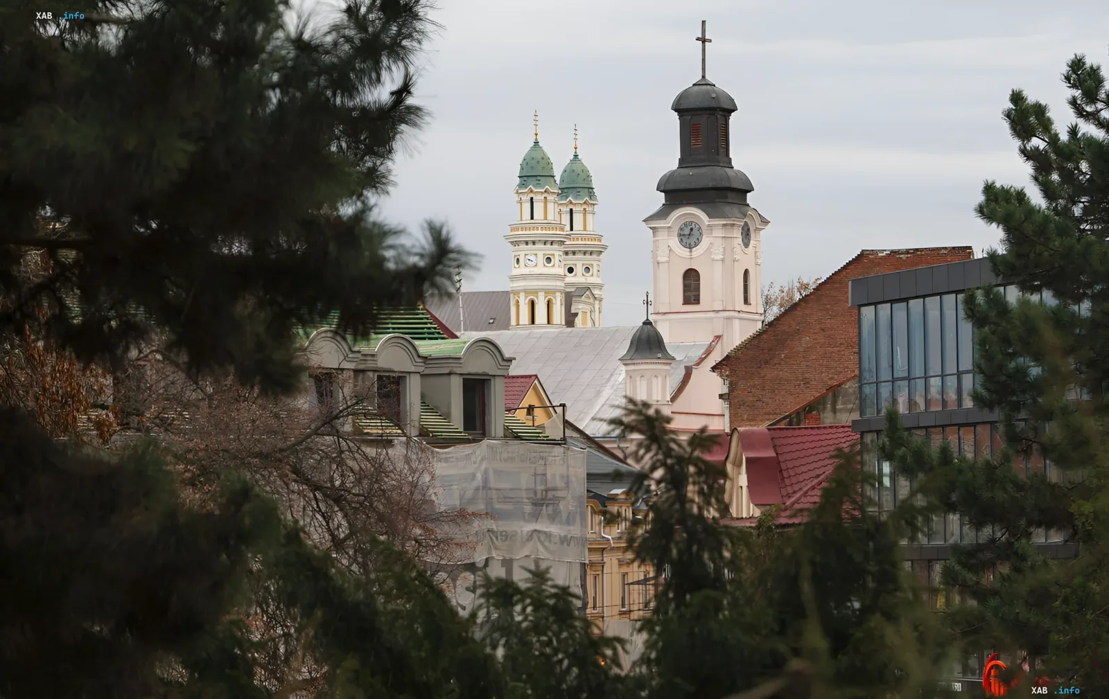 Панорама Ужгорода с церковными куполами и современными домами — символ роста цен на жилье в одном из самых дорогих городов Украины