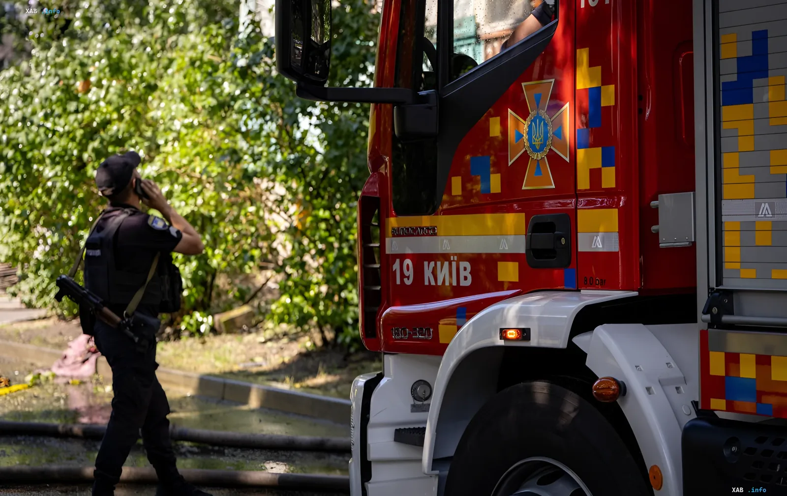 Полицейский у пожарной машины в Киеве после ночной атаки — последствия взрывов и работа экстренных служб