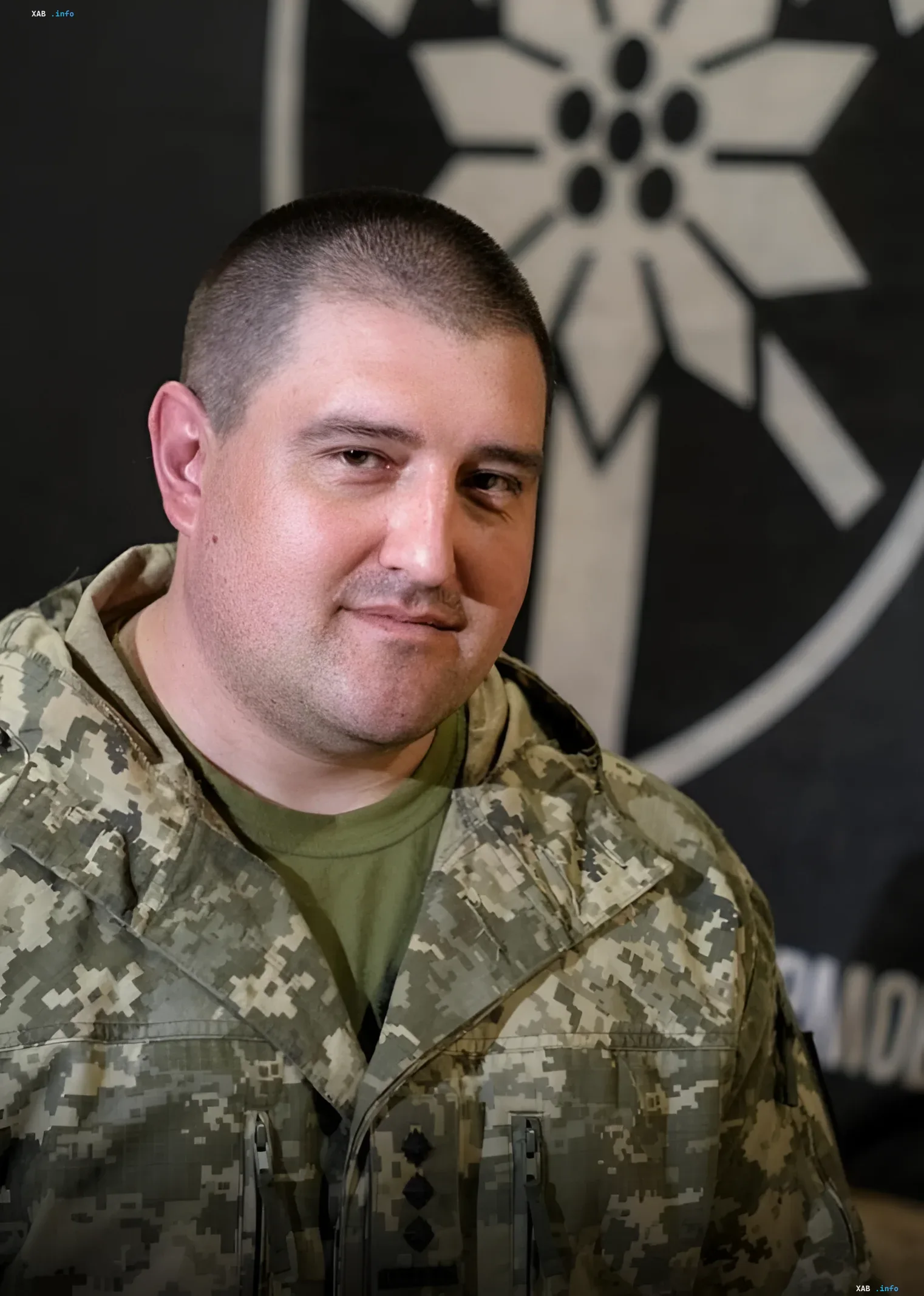 Дмитро Лисюк: спростування призначення у ТЦК Дмитро Лисюк у військовій формі на фоні символічного знака, пов'язаний з спростуванням призначення у Закарпатському ТЦК