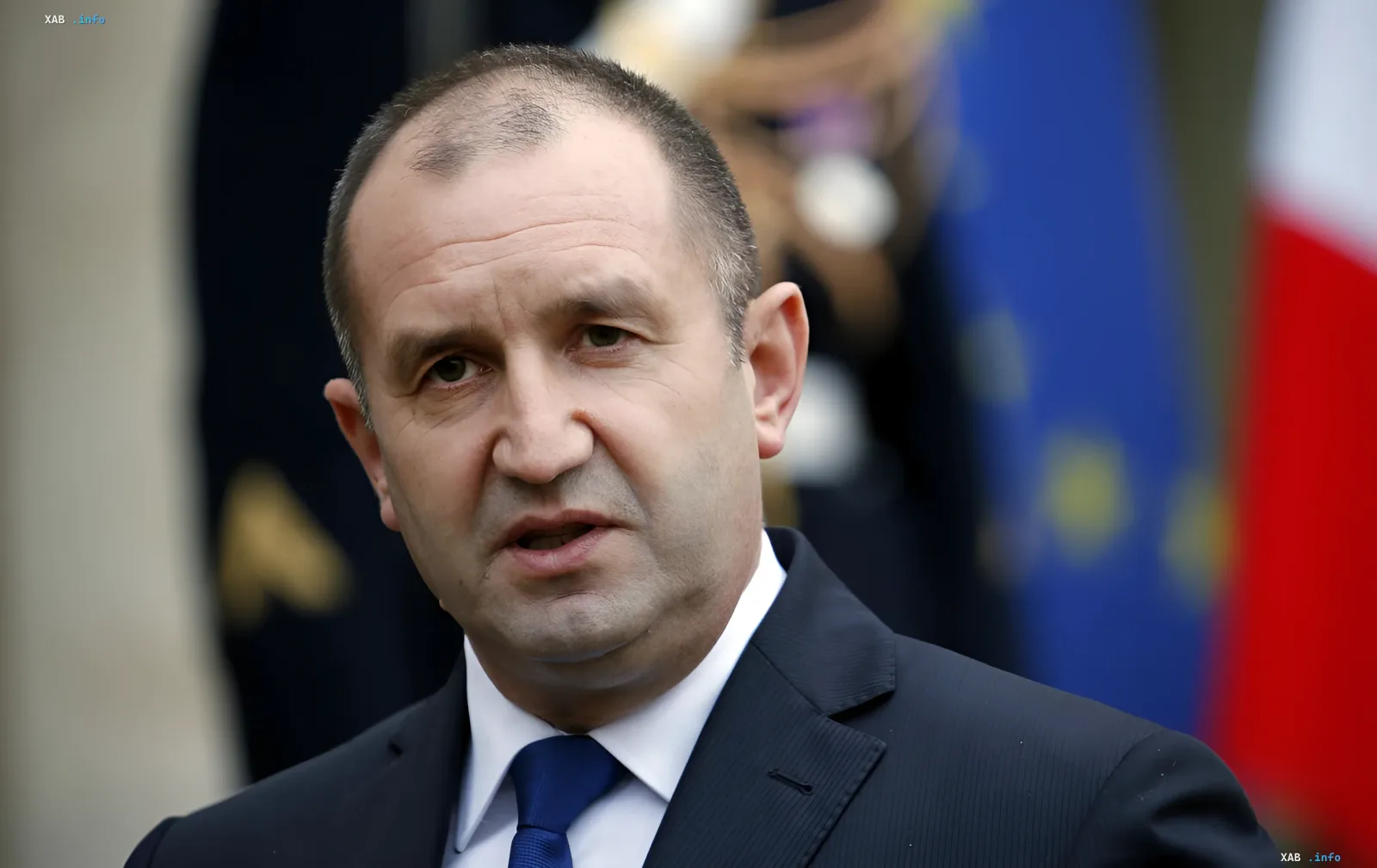 Болгарский премьер-министр Николай Денков на фоне флагов ЕС и Болгарии, после отмены угрозы блокировки 21-го пакета санкций ЕС против России