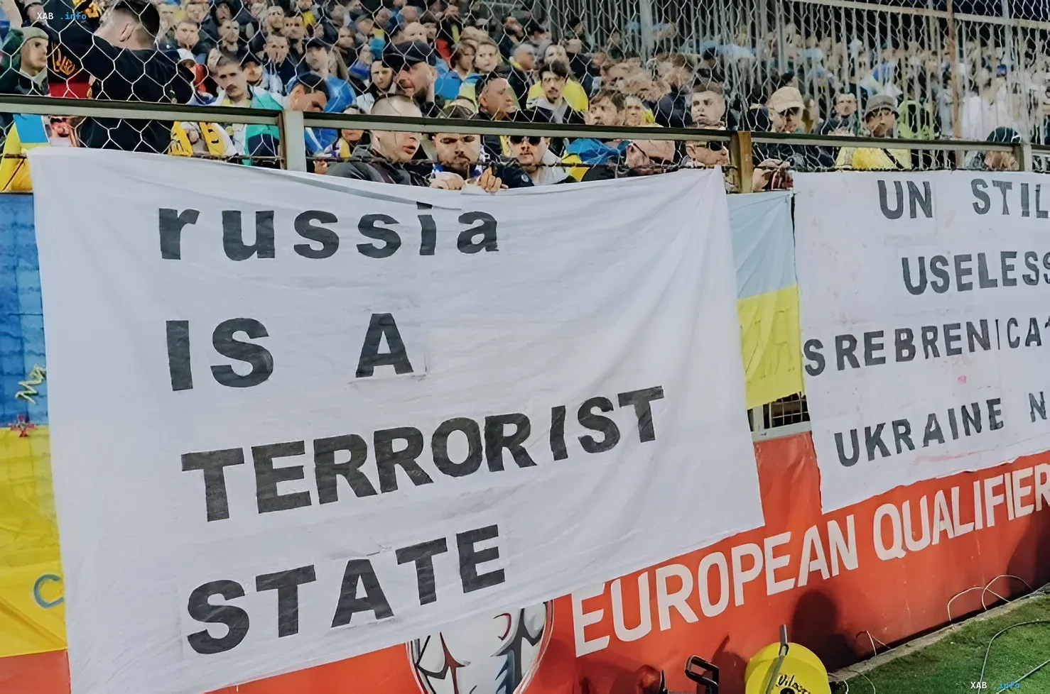 Футбольные фанаты демонстрируют баннер с надписью 'Russia is a terrorist state' на трибуне стадиона