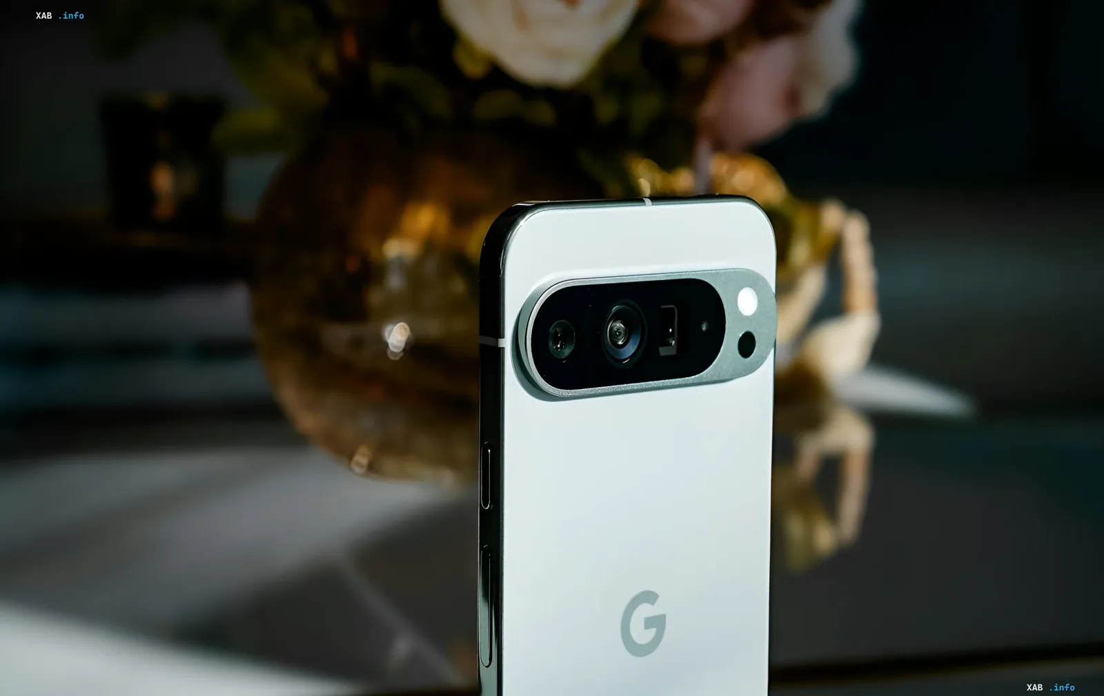Смартфон Google Pixel с белой задней панелью и камерой, демонстрирующий функцию Photo Shuffle для обоев из личной галереи
