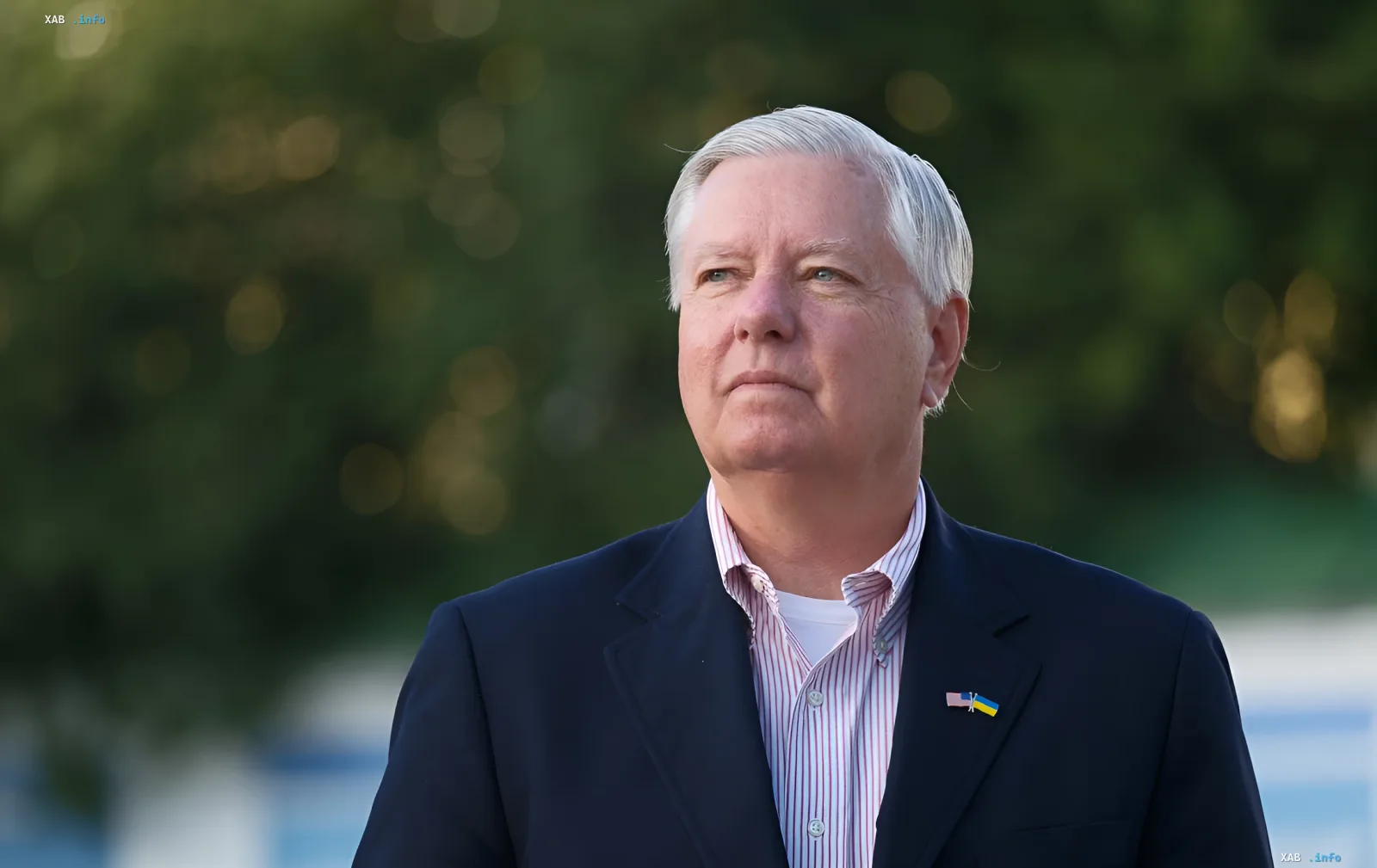 Senator Lindsey Graham mit ukrainischer Flagge am Revers, bestätigt Zustimmung des Weißen Hauses zur Übertragung von 'Superbefugnissen' an Trump zur Beendigung des Krieges