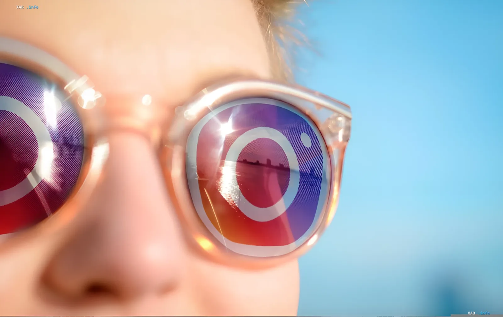 Очки с логотипом Instagram в линзах, отражающим закат и город — метафора защиты контента от ИИ
