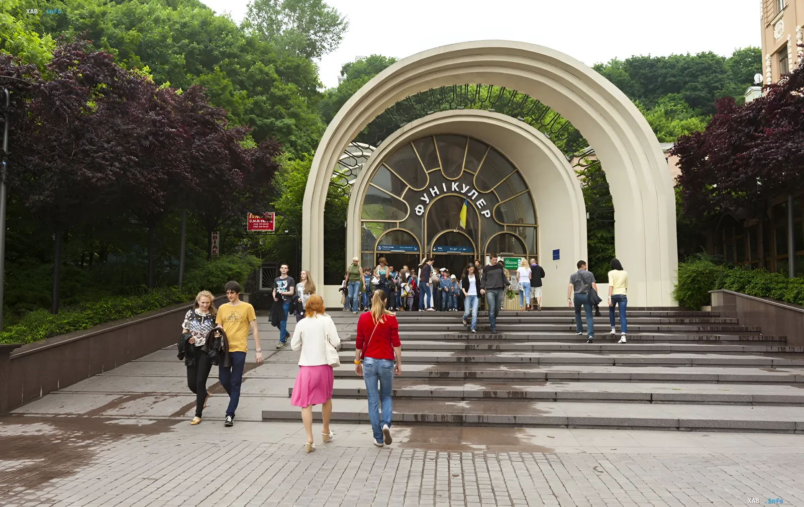 Вход в Киевский фуникулер с пассажирами, который закрывается на летний ремонт