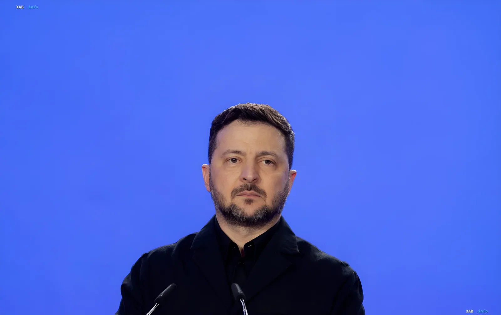 Der ukrainische Präsident Wolodymyr Selenskyj vor einem blauen Hintergrund, der die Spannung in den internationalen Beziehungen nach der Warnung Chinas an Russland vor einem nuklearen Szenario symbolisiert