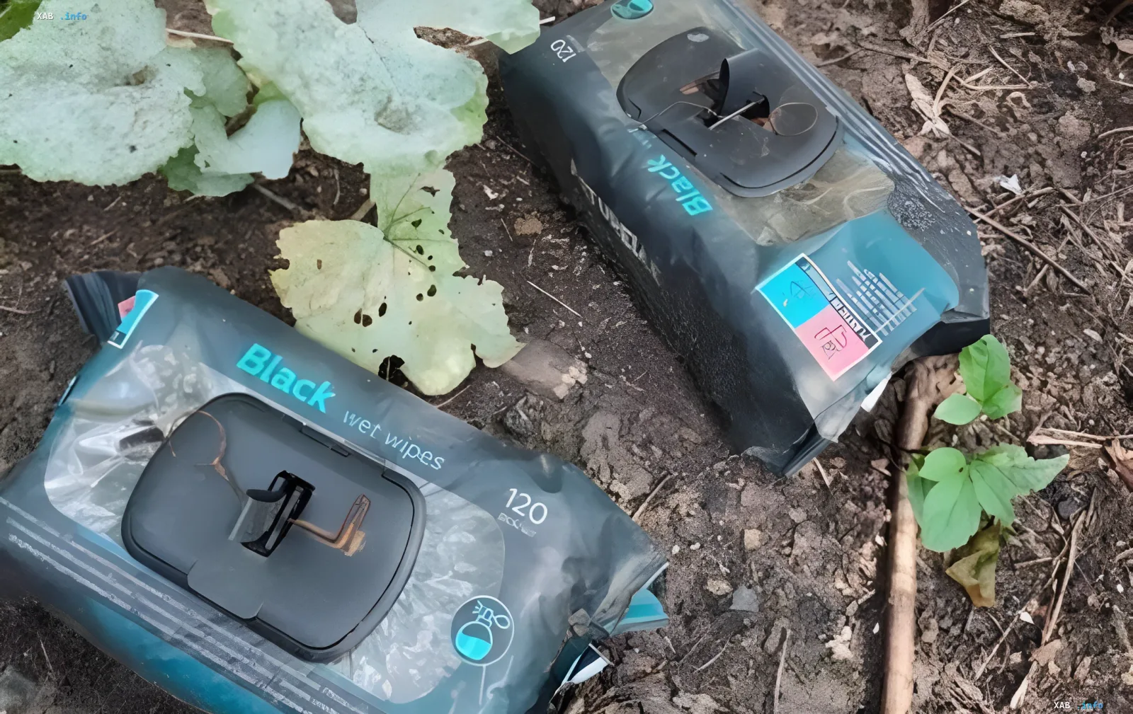 Пакеты влажных салфеток Black Wet Wipes, использованные в качестве мин-ловушек на земле в Херсоне