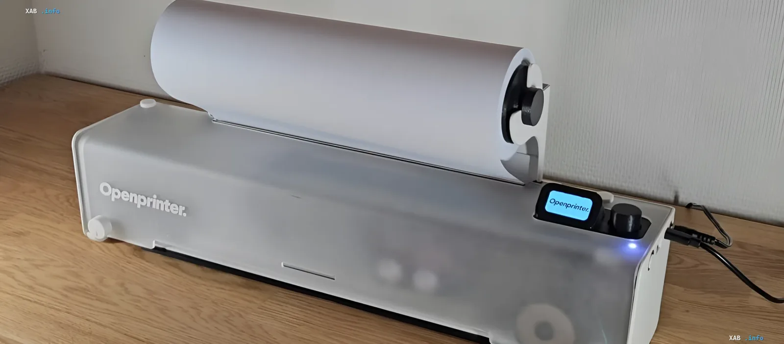 Прототип французского принтера Openprinter без DRM и подписок, показывающий прозрачный корпус и рулон бумаги