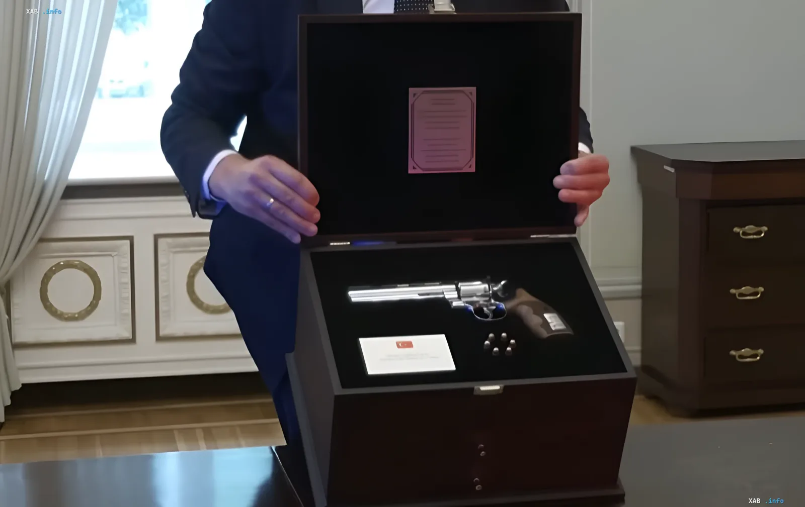 Der türkische Präsident Recep Tayyip Erdoğan überreicht einen Geschenkrevolver in einem Holzkoffer einem NATO-Führer und symbolisiert damit Spannungen in den Beziehungen
