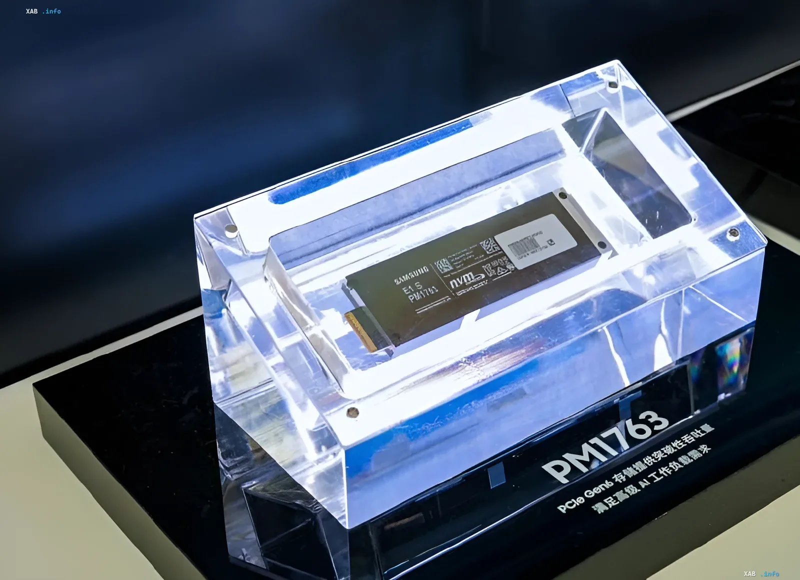 Прототип твердотельного накопителя Samsung PM1763 PCIe 6.0 в прозрачном защитном корпусе, демонстрирующий передовые технологии хранения данных для суперкомпьютеров
