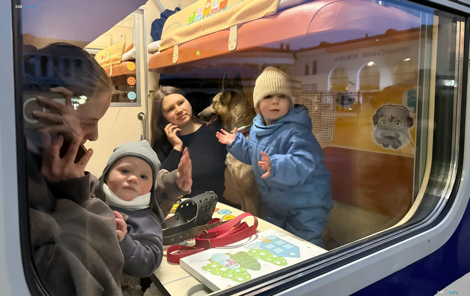 Familie mit Kindern und Hund in einem Zugabteil: Illustration zum Artikel über kostenlose Fahrt und Rabatte für Kinder