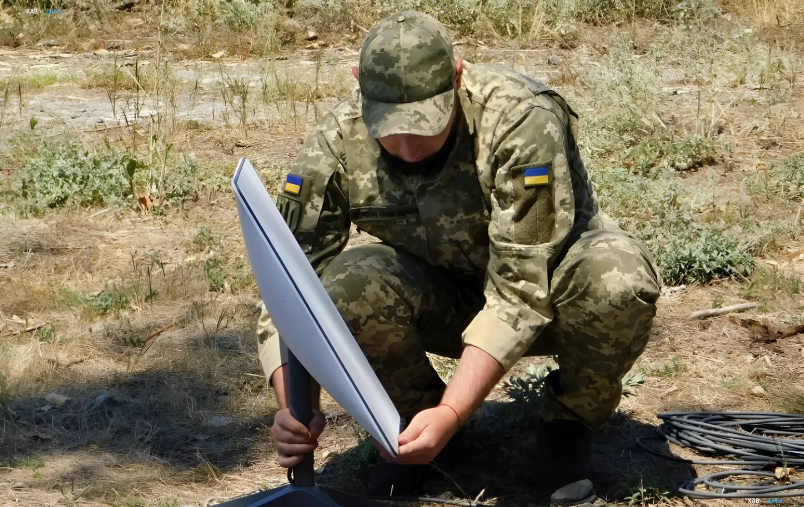 Украинский военнослужащий настраивает антенну Starlink в полевых условиях — символ уязвимости спутниковой связи перед физическим уничтожением