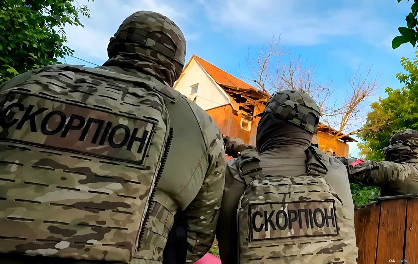 Спецназ «Скорпион» в Виннице: бойцы в камуфляже с надписью «СКОРПІОН» на жилетах участвуют в задержании беглого солдата