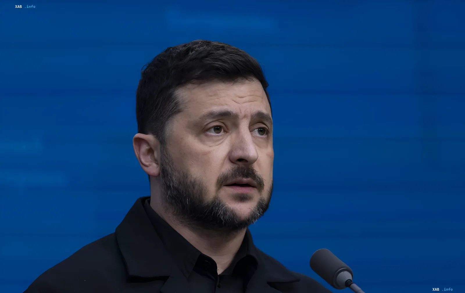 Ukrainischer Präsident Wolodymyr Selenskyj während einer Rede, die den Tod von Menschen bei einem Angriff auf das Lager von 'Ukroboronprom' in Wischnjewo bestätigt